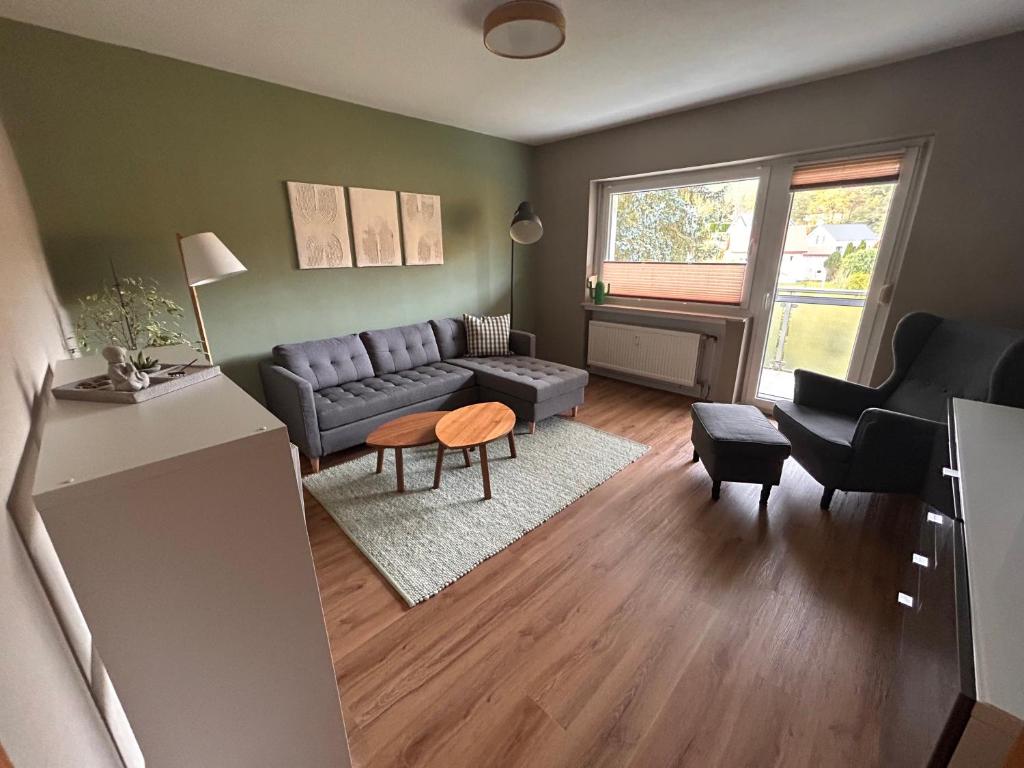 una sala de estar con un sofá y una mesa en Pudelwohl in Obermelsungen, en Melsungen