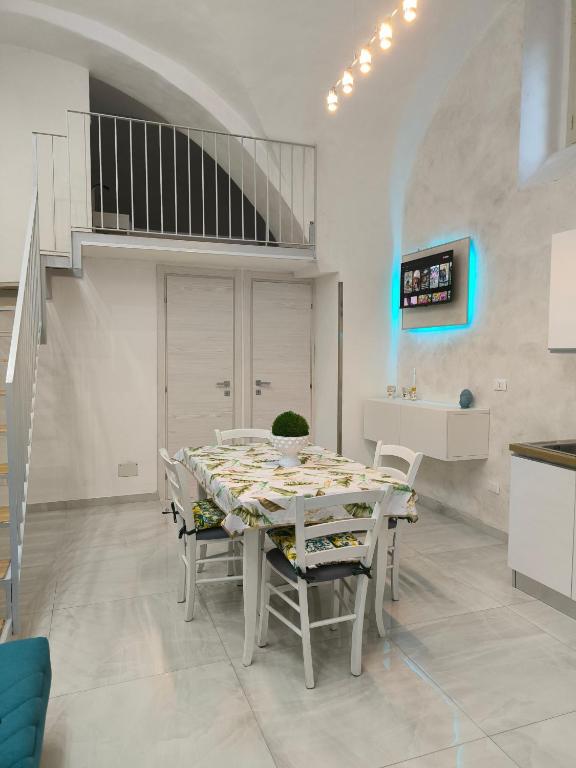 a kitchen and dining room with a table and chairs at La Nica in Catania