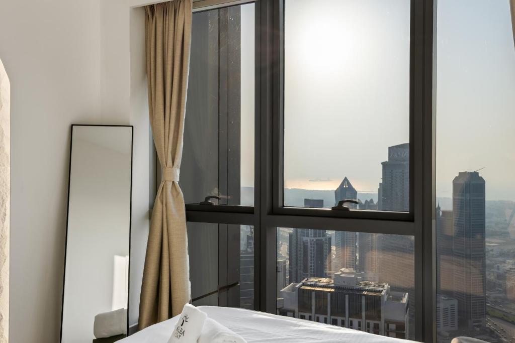 Postel nebo postele na pokoji v ubytování Elegant High-Rise Escape with sea view by SoleaStay