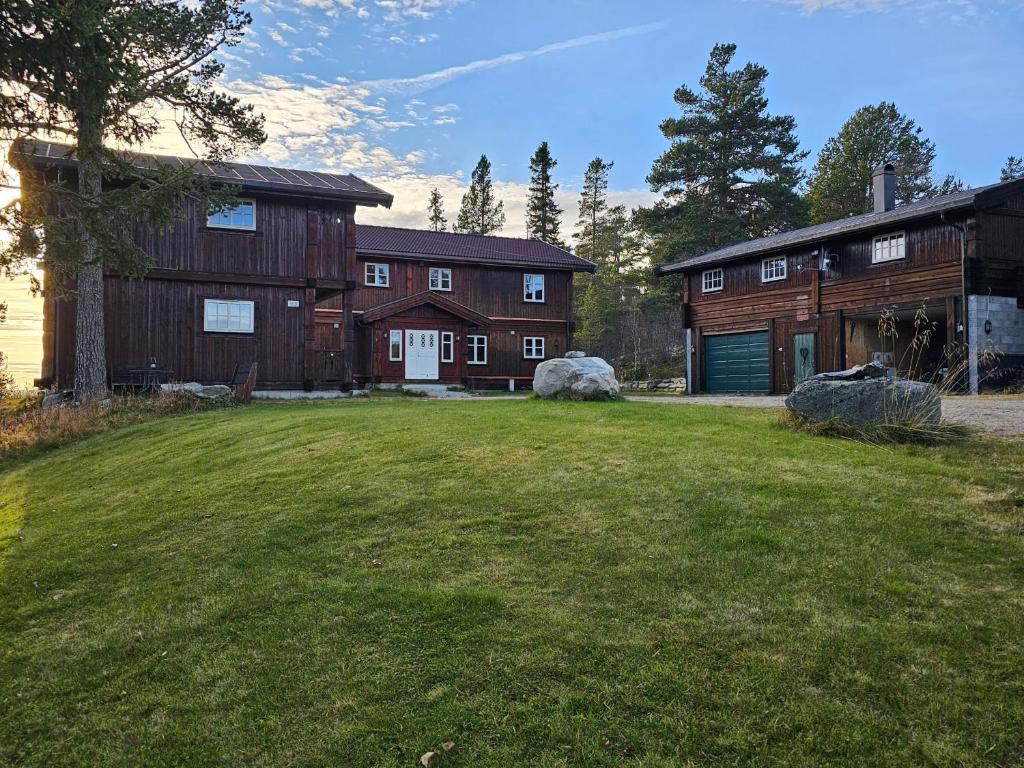 una casa grande con un patio delante en Mountain Lodge - Midtgardstunet, en Ringebu