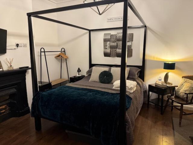 Ένα ή περισσότερα κρεβάτια σε δωμάτιο στο Luxury Four poster bed studio apartment