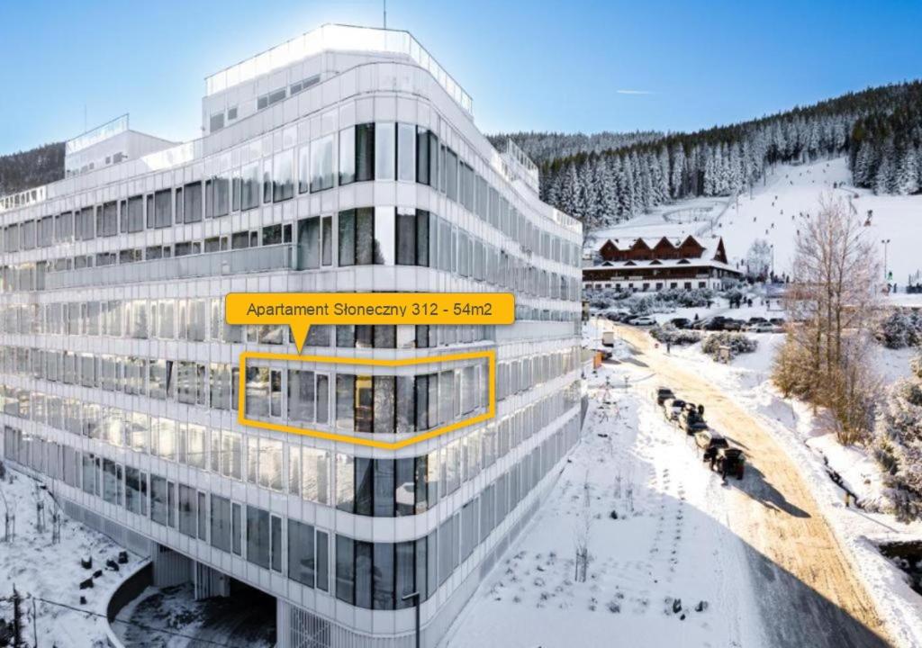 ein Bild eines Gebäudes mit Schnee auf dem Boden in der Unterkunft Apartament Słoneczny z aneksem Biała Perła Czarna Góra in Heudorf