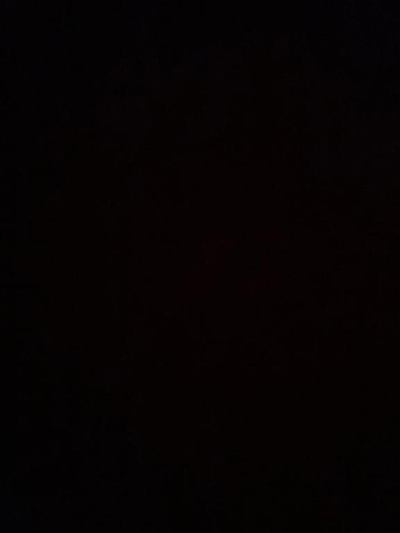 Habitación oscura con fondo negro en Appartement la gare, en Tarbes