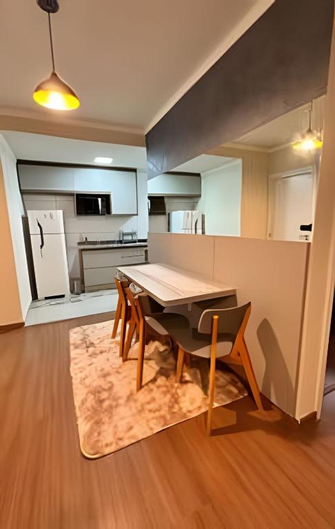 a kitchen and dining room with a table and chairs at Valente Prime Loft – Executive apartment in Extrema, MG in Extrema