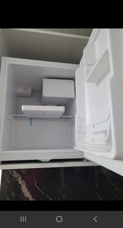 Bordj el Kiffanmagnifique studio a Alger bordj al kiffan的空的白色冰箱,门打开