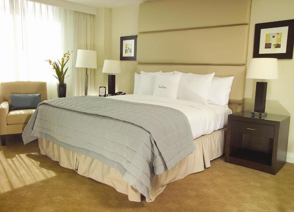 GALLERY One - A DoubleTree Suites by Hilton Hotel - 