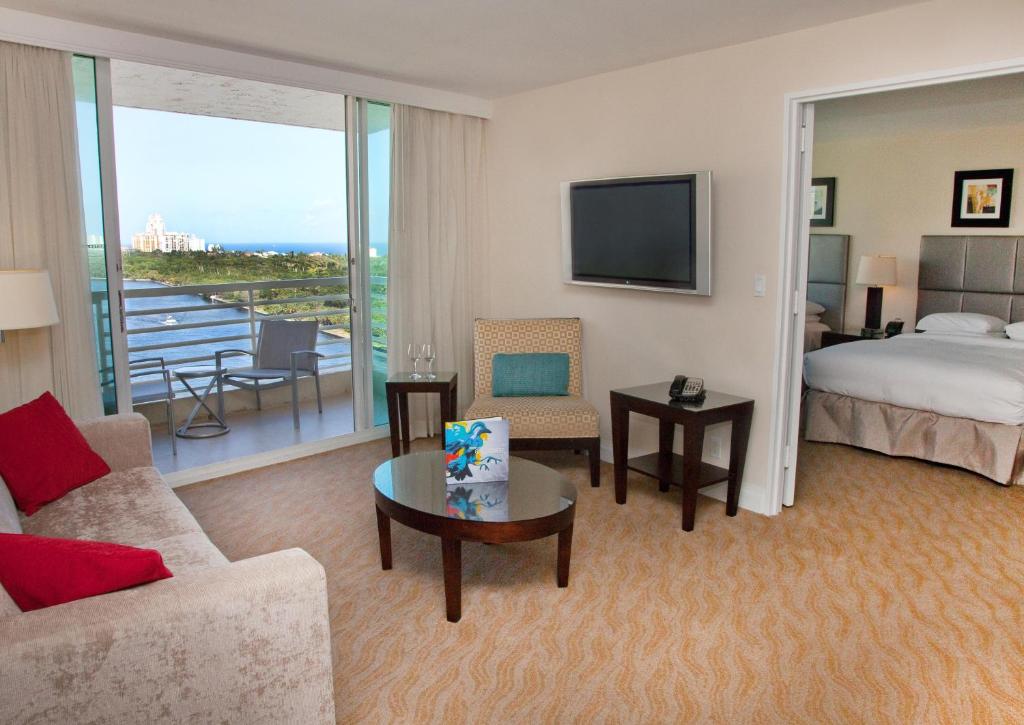 GALLERY One - A DoubleTree Suites by Hilton Hotel - 