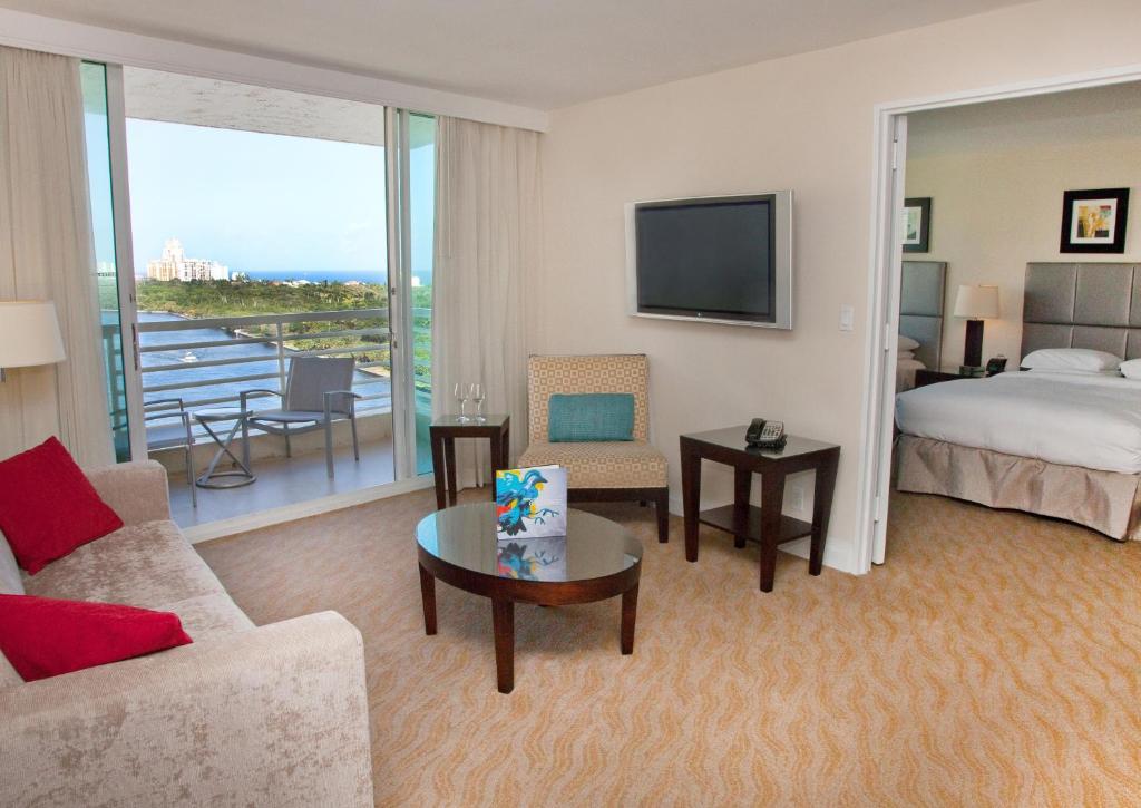 GALLERY One - A DoubleTree Suites by Hilton Hotel - 