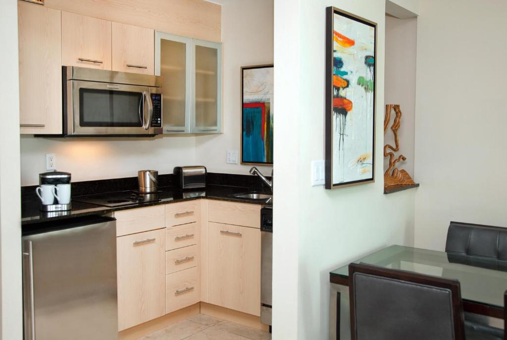 GALLERY One - A DoubleTree Suites by Hilton Hotel - 