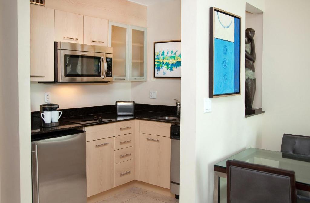 GALLERY One - A DoubleTree Suites by Hilton Hotel - 