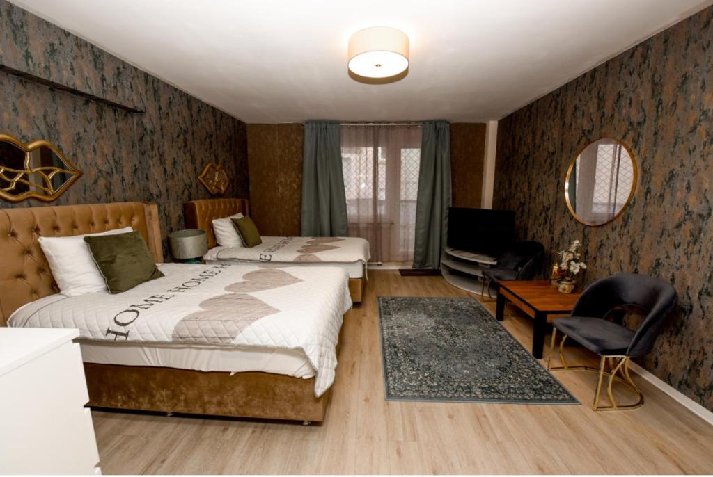 ein Schlafzimmer mit zwei Betten und einem Schreibtisch und einem Fernseher in der Unterkunft Haus Thomas Deluxe 3 in Dortmund