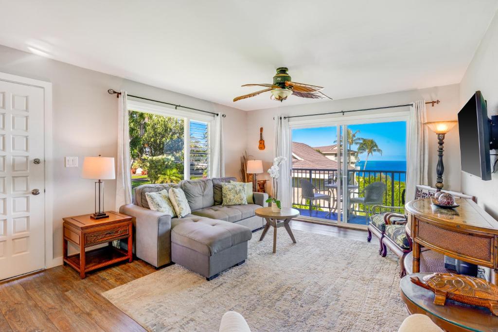 een woonkamer met een bank en uitzicht op de oceaan bij Alii Kai 7201 in Princeville