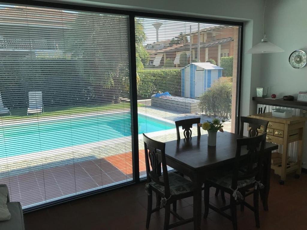 a dining room with a table and a large window at Ca' del Maharajà in Gargallo