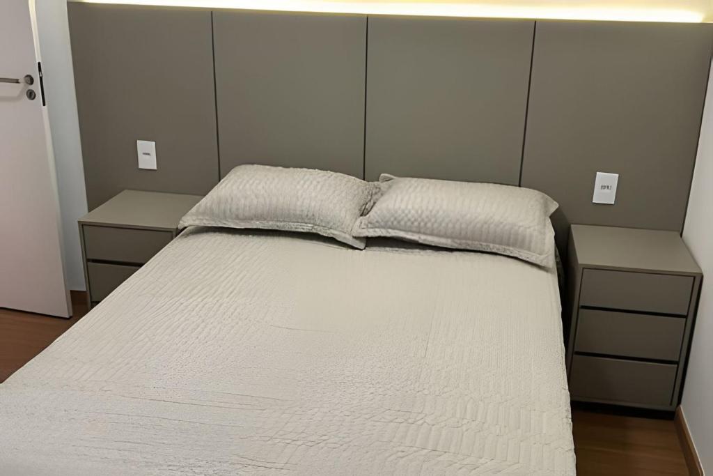 ein Schlafzimmer mit einem großen weißen Bett mit Kopfteil in der Unterkunft Mel Prime Loft in Extrema