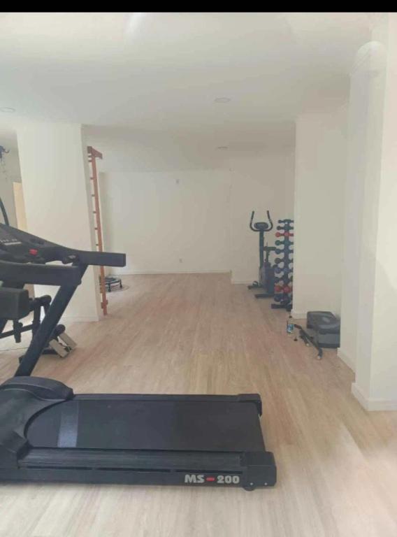 a gym with two treadmills and a treadmill at Apartamento 88A in São Paulo