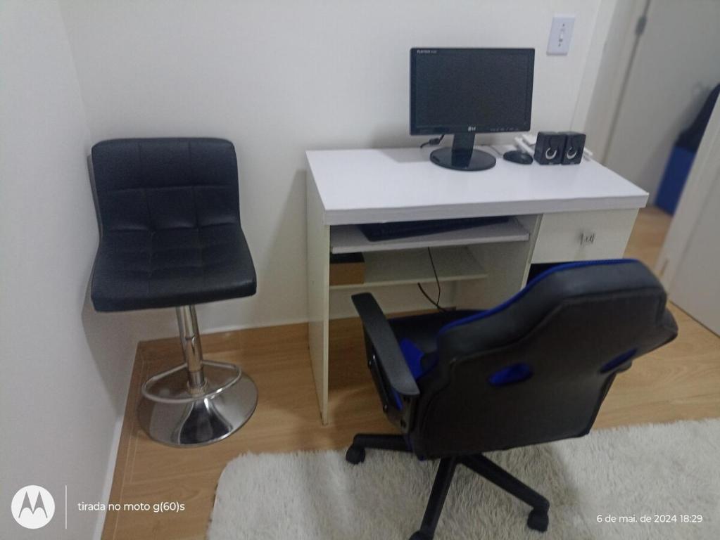 d'un bureau avec une chaise et un moniteur d'ordinateur dans l'établissement Apartamento 88A, à São Paulo