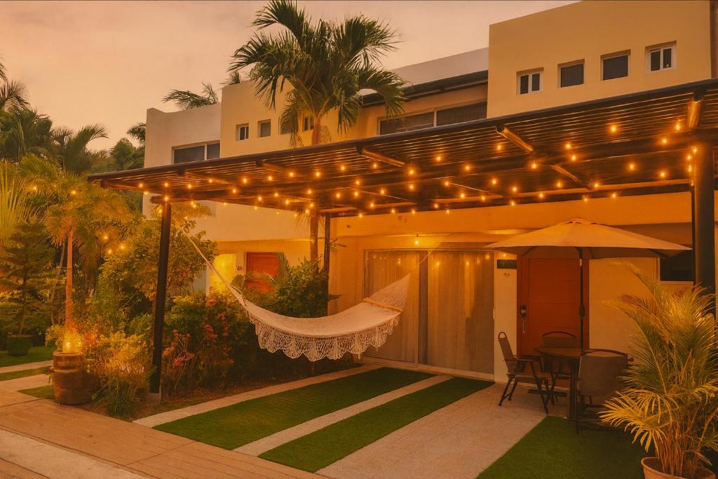 eine Hängematte, die von einer Pergola an einem Haus hängt in der Unterkunft Family Home close to the Beach, Vidanta, Aqua Adventures with Pool & Parking in Nuevo Vallarta