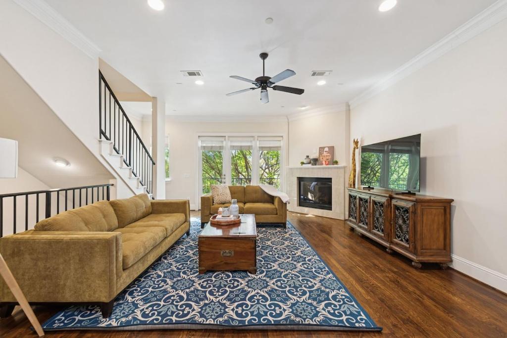 un salon avec un canapé et une télévision dans l'établissement Highland Park, Oak Lawn Dallas Townhome, à Dallas