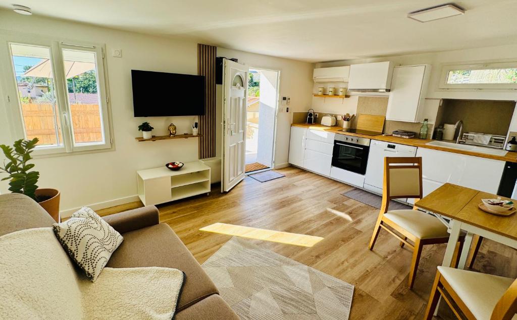 Η κουζίνα ή μικρή κουζίνα στο T2 en RDC Villa tout confort