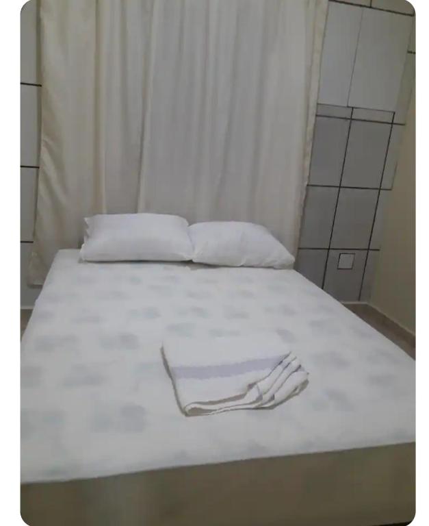 En eller flere senge i et værelse på Residencial Crispim