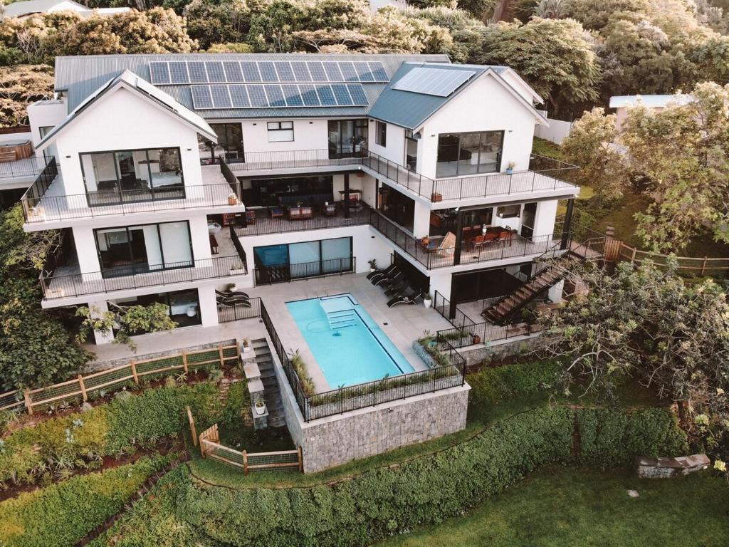 een luchtfoto van een huis met een zwembad bij Reef House in Ballito