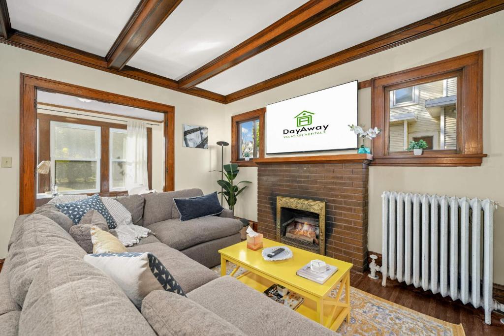 ein Wohnzimmer mit Couch und Kamin in der Unterkunft Bde Maka Stay - Classic 5 BR Heart of Uptown - Hennepin & Lyndale - Close to Lakes in Calhoun Beach