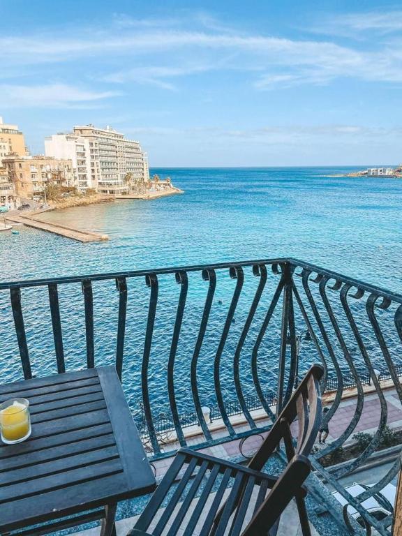 Panoramic Sea Views 3 Bedroom Apartment in St Julians S13 في سانت جوليانز: جلسه على بلكونه مطله على المحيط