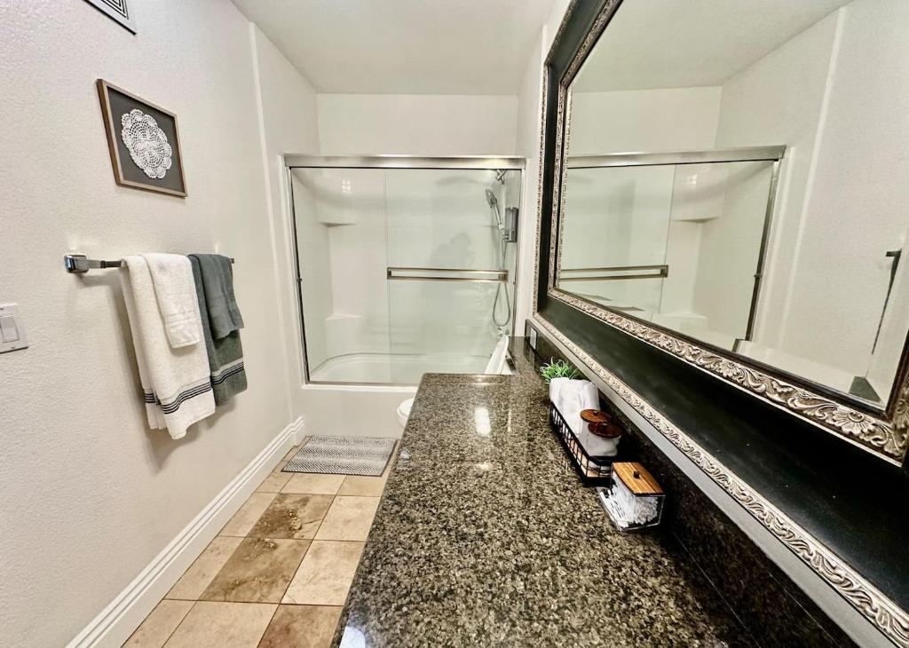 Phòng tắm tại The Charming Condo First Floor, Patio, And Pool