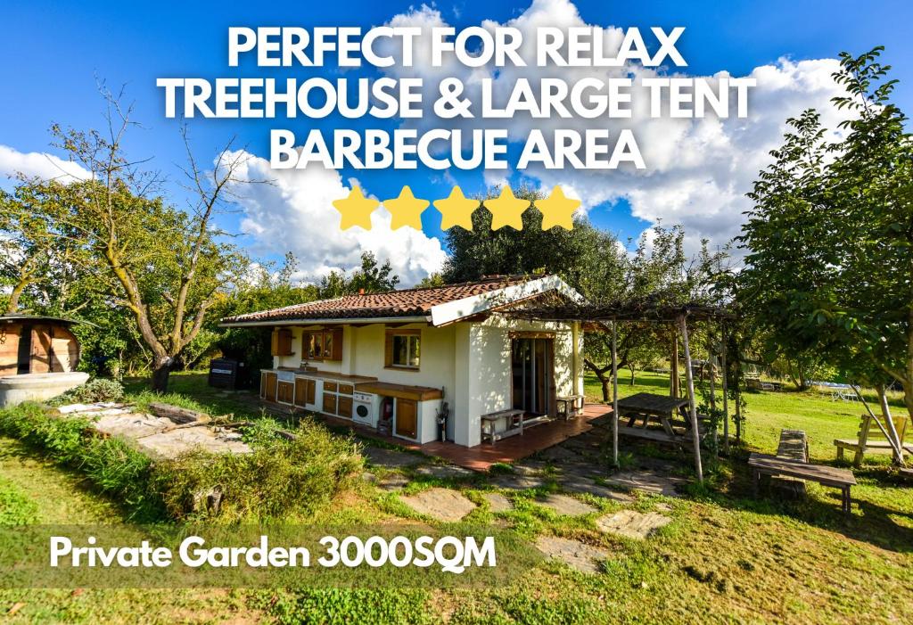 uma pequena casa em um campo com as palavras perfeitas para revezamento casa na árvore em La Collina dei Ciliegi em Pecetto