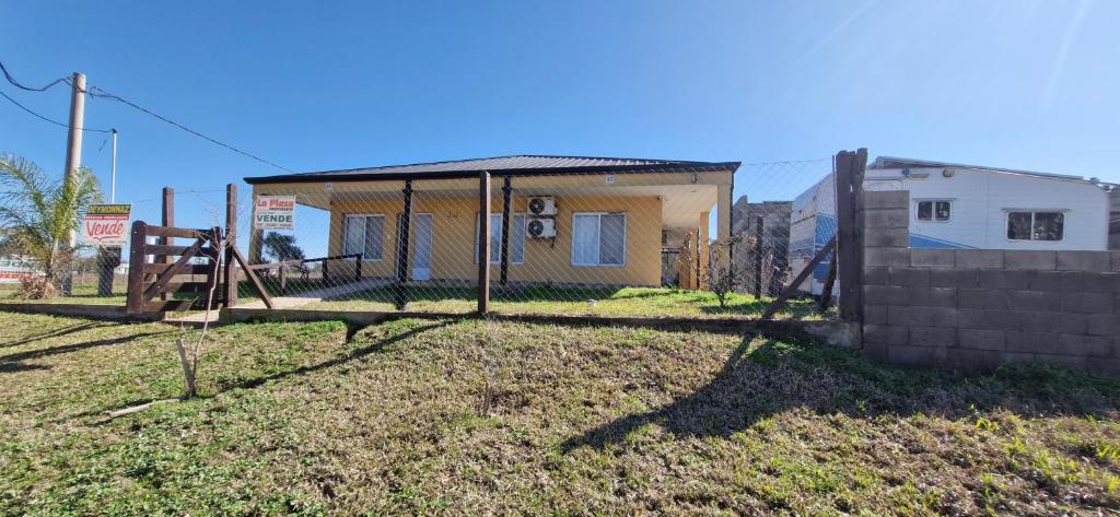 コロンにあるLa princesaの庭の柵のある小屋