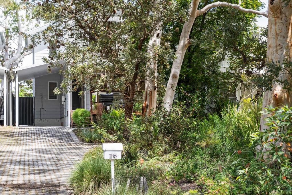 ein Haus mit einem Schild im Vorgarten in der Unterkunft Scribbly Gums Callala Beach in Callala Beach