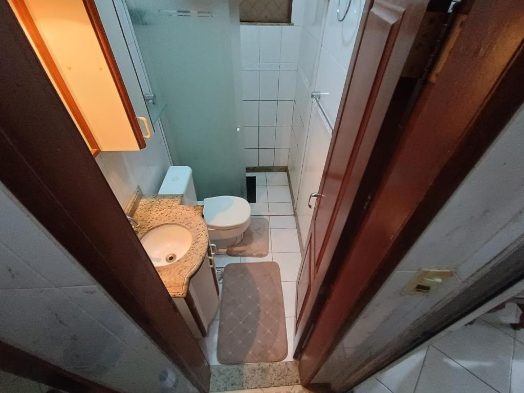 vistas a un baño con aseo y lavabo en barbershopcavalheiro, en Belém
