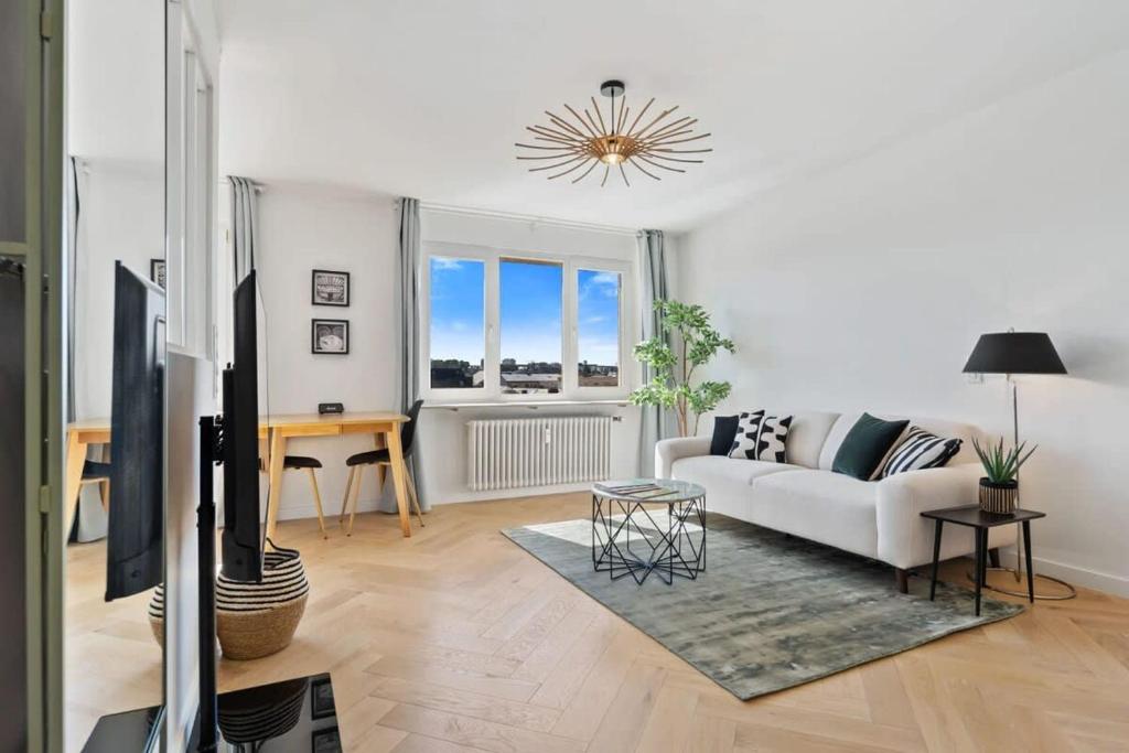 Μια τηλεόραση ή/και κέντρο ψυχαγωγίας στο Modern Studio with Kitchen in Prime Location