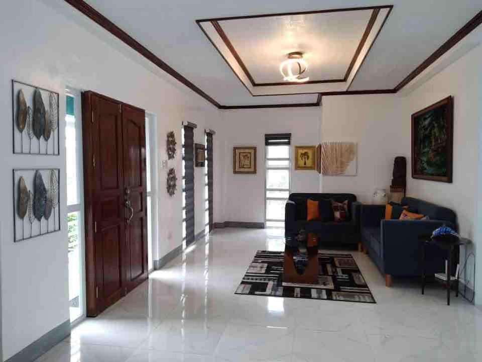 ein Wohnzimmer mit Sofa und Tisch in der Unterkunft House & Swimming Pool on a Hill in Galicias