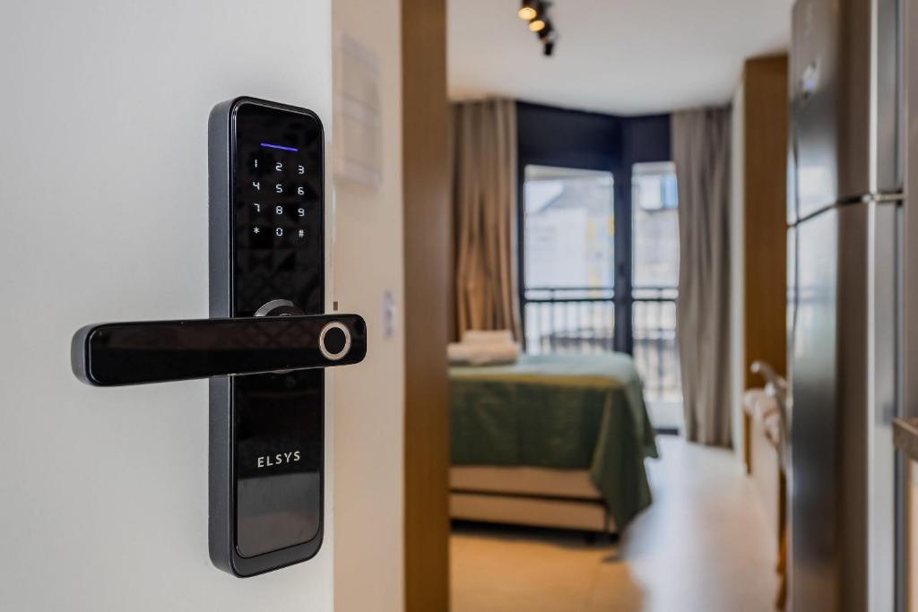 une télécommande dans une pièce avec une chambre dans l'établissement Studio na Liberdade | Piscina, Varanda, Wi-Fi, AC, à São Paulo