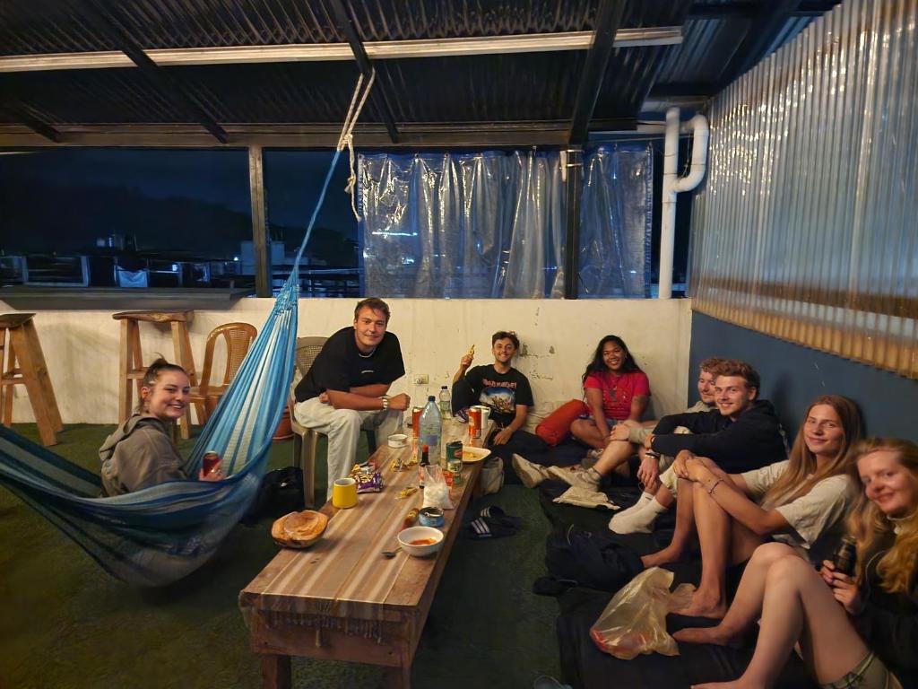 eine Gruppe von Personen, die in Hängematten in einem Zimmer sitzen in der Unterkunft Hostal Corazón de San Pedro in San Pedro La Laguna