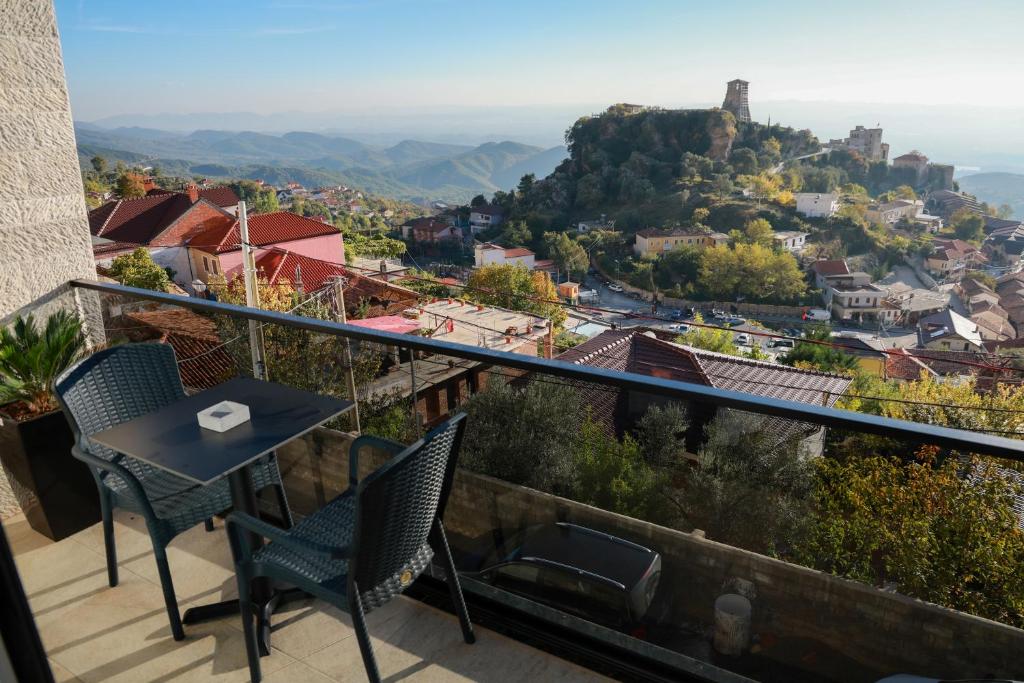 a balcony with a table and chairs and a view at Hotel Castle View in Krujë