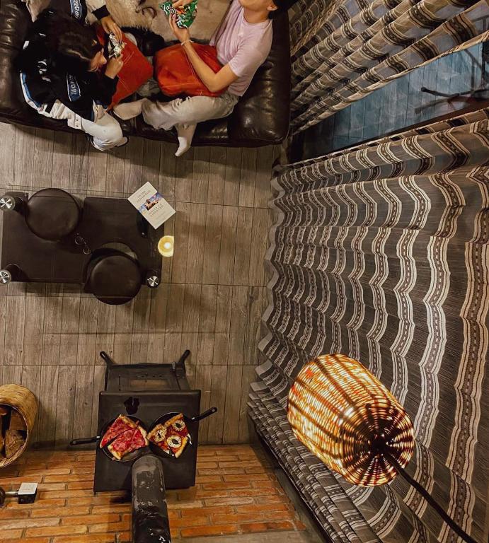 a group of people sitting on a bunk bed at Tiny House in San Mateo Río Hondo