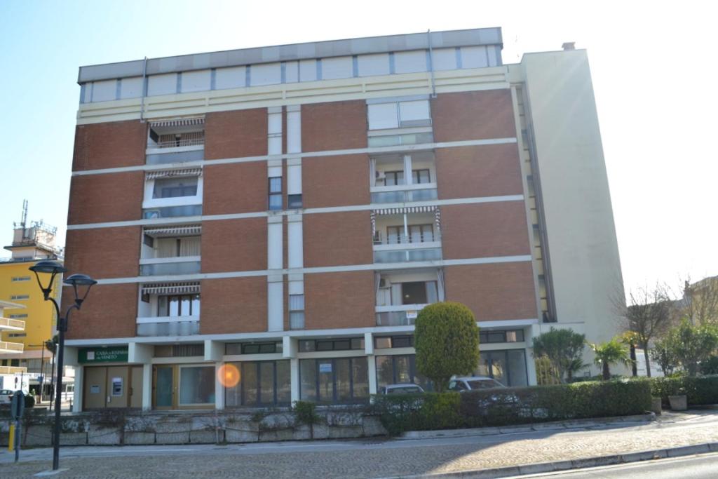 ein großes Backsteingebäude an einer Stadtstraße in der Unterkunft Apartment in Rosolina Mare 34042 in Rosapineta