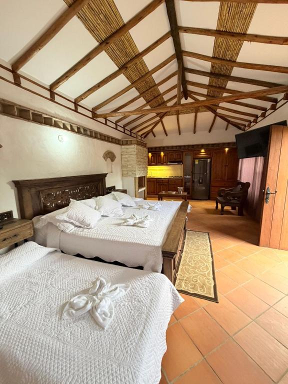 een slaapkamer met twee bedden en een woonkamer bij Apartamento Colonial in Estación El Salto