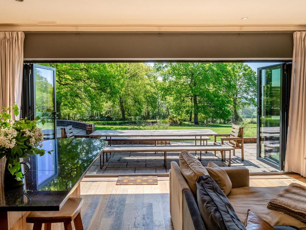 ein Wohnzimmer mit Sofa und Tisch in der Unterkunft 8 Bed in Crowborough 92858 in Crowborough