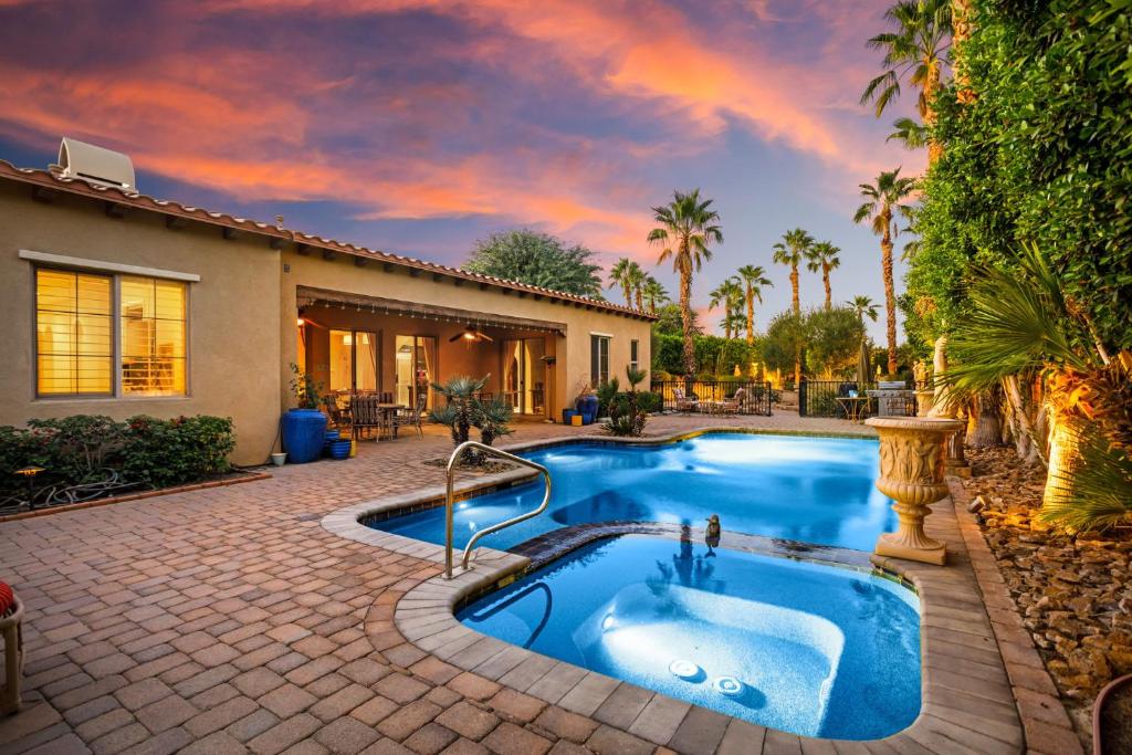 Πισίνα στο ή κοντά στο Monthly Desert La Quinta Stays - Pool & Spa