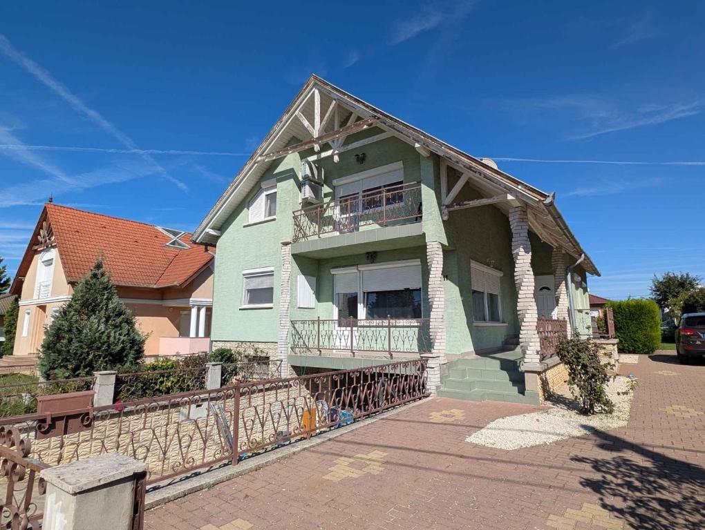 Το κτήριο όπου στεγάζεται  το διαμέρισμα