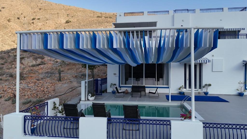 Bazén v ubytování Luxury Ocean View Room nebo v jeho okolí