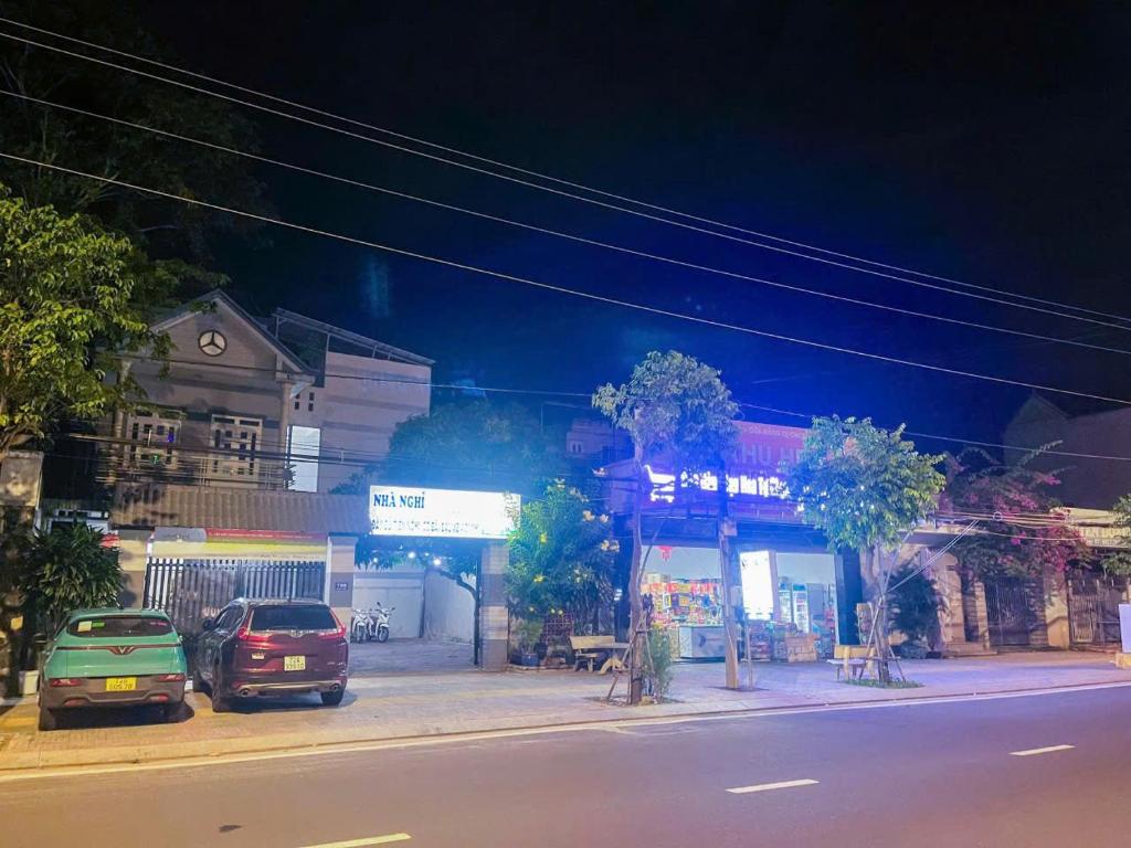 a city street at night with cars parked on the street at Thiên Thanh Long Hải Motel in Long Hai