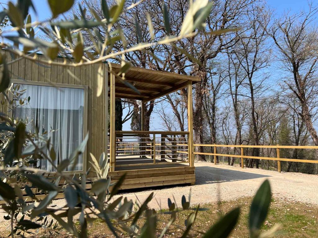 コラ・ディ・ラツィーゼにあるMobilehome in Lazise - Gardasee 45718の木造の家の側面