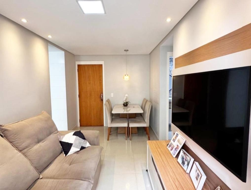 ein Wohnzimmer mit Sofa und Tisch in der Unterkunft Avenida Tuslan in Mamanguape