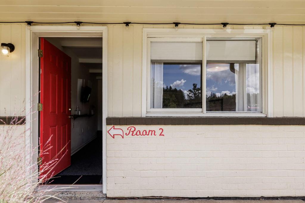 a building with a red door and a sign with the word ram at The Billy Motel King Room with Retro Charm in Davis