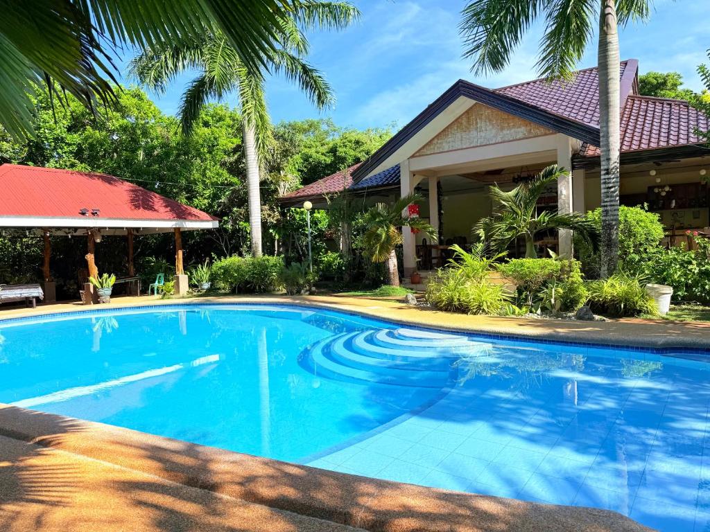 Bazén v ubytování The Cove Resort Siquijor nebo v jeho okolí