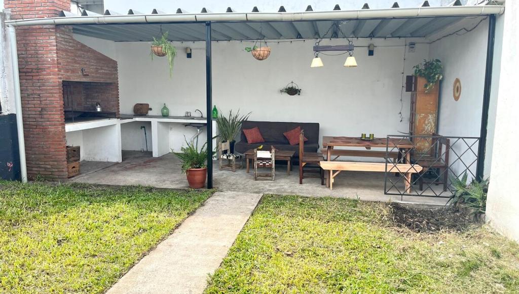 a patio with a table and a dining room at Casa, gran parrillero a pocos minutos de sitios turísticos in Minas